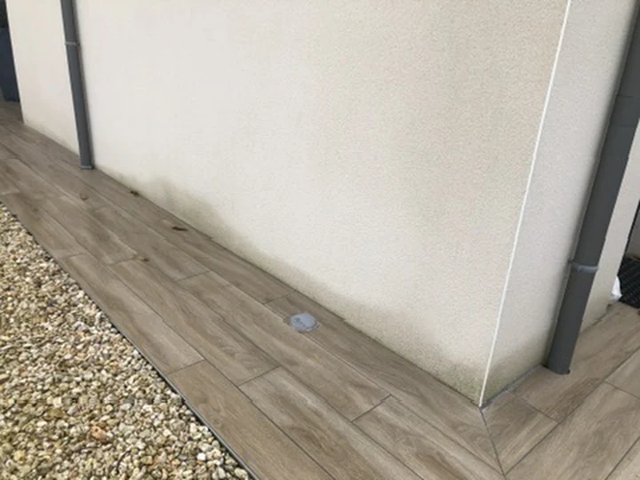 Revêtement extérieur au contact d’une façade