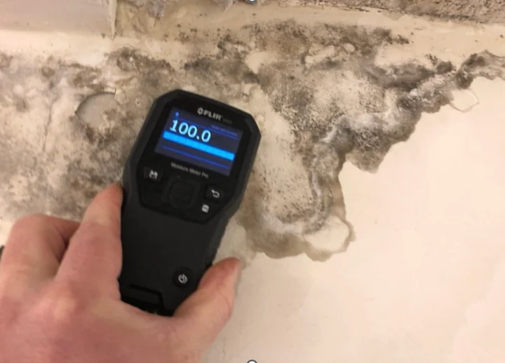 Mesure sur un mur présentant des traces d’humidité