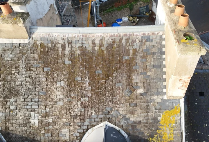 Vue d’une couverture en ardoises dégradées